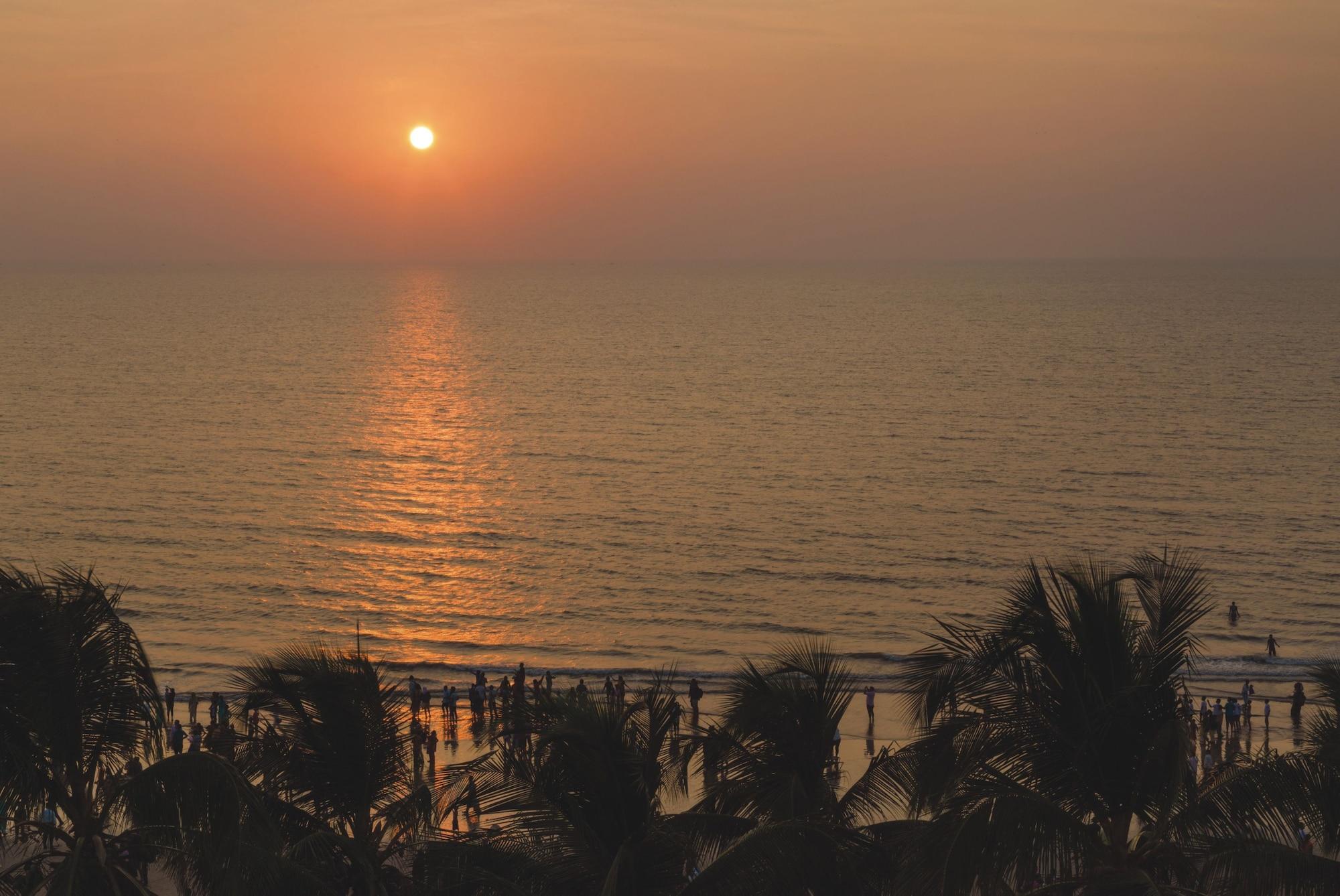 Готель Ramada Plaza By Wyndham Palm Grove Мумбаї Екстер'єр фото Sunset at Marina Beach