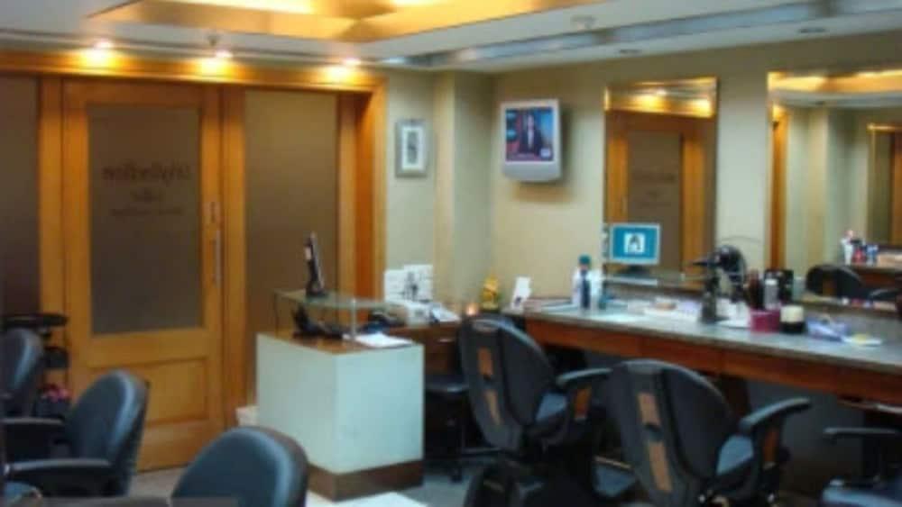 Готель Ramada Plaza By Wyndham Palm Grove Мумбаї Екстер'єр фото A dental practice in Mumbai, India