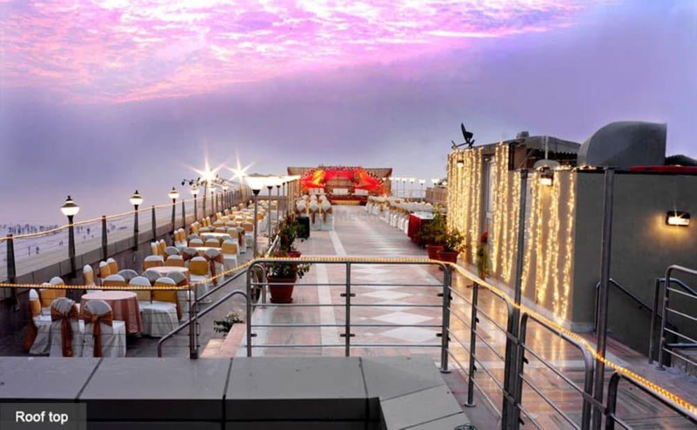 Готель Ramada Plaza By Wyndham Palm Grove Мумбаї Екстер'єр фото Rooftop of the hotel
