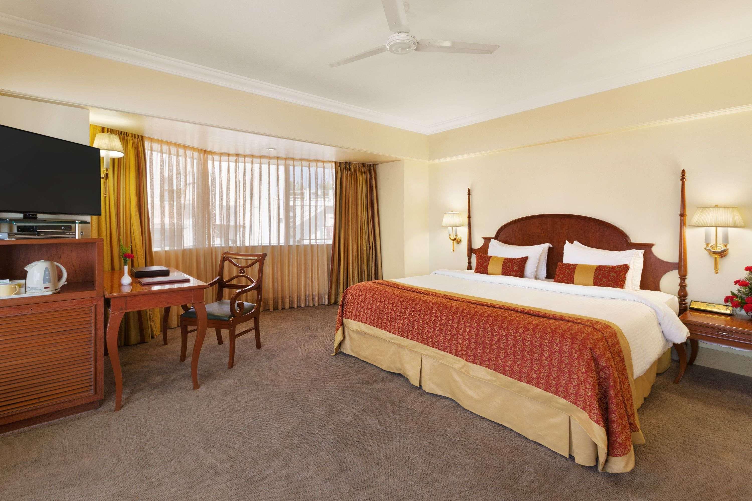 Готель Ramada Plaza By Wyndham Palm Grove Мумбаї Екстер'єр фото A room at the hotel