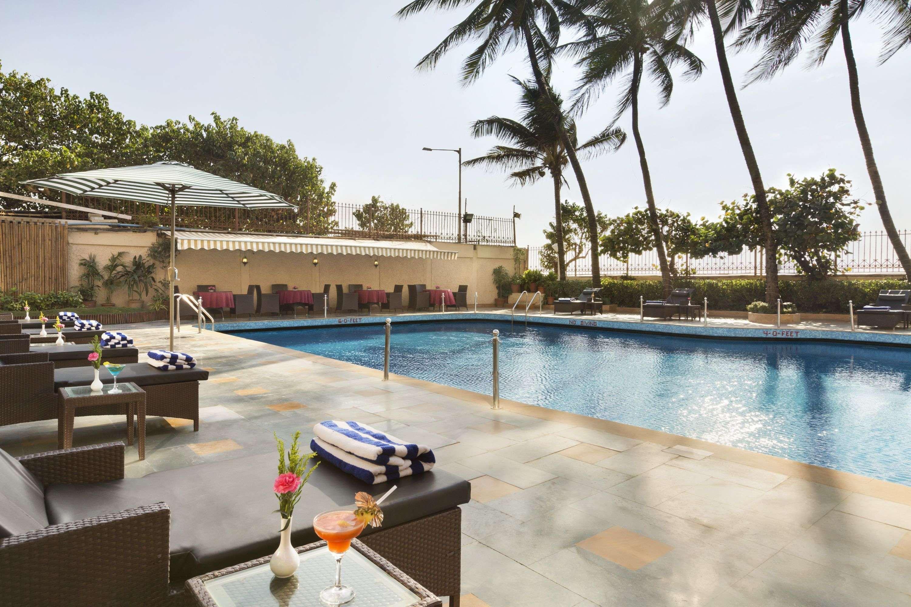 Готель Ramada Plaza By Wyndham Palm Grove Мумбаї Екстер'єр фото Pool at the Taj Mahal Palace