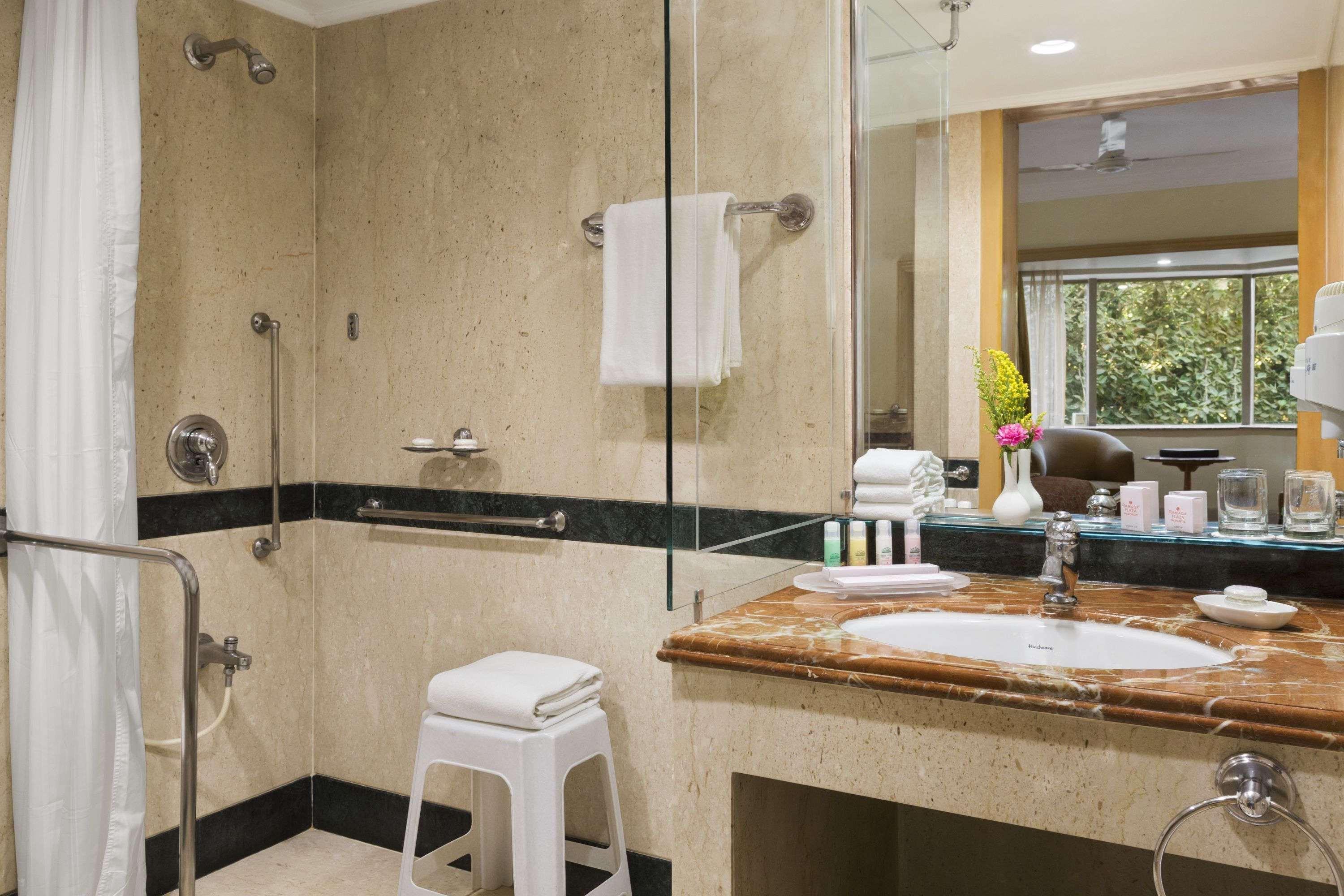 Готель Ramada Plaza By Wyndham Palm Grove Мумбаї Екстер'єр фото Bathroom