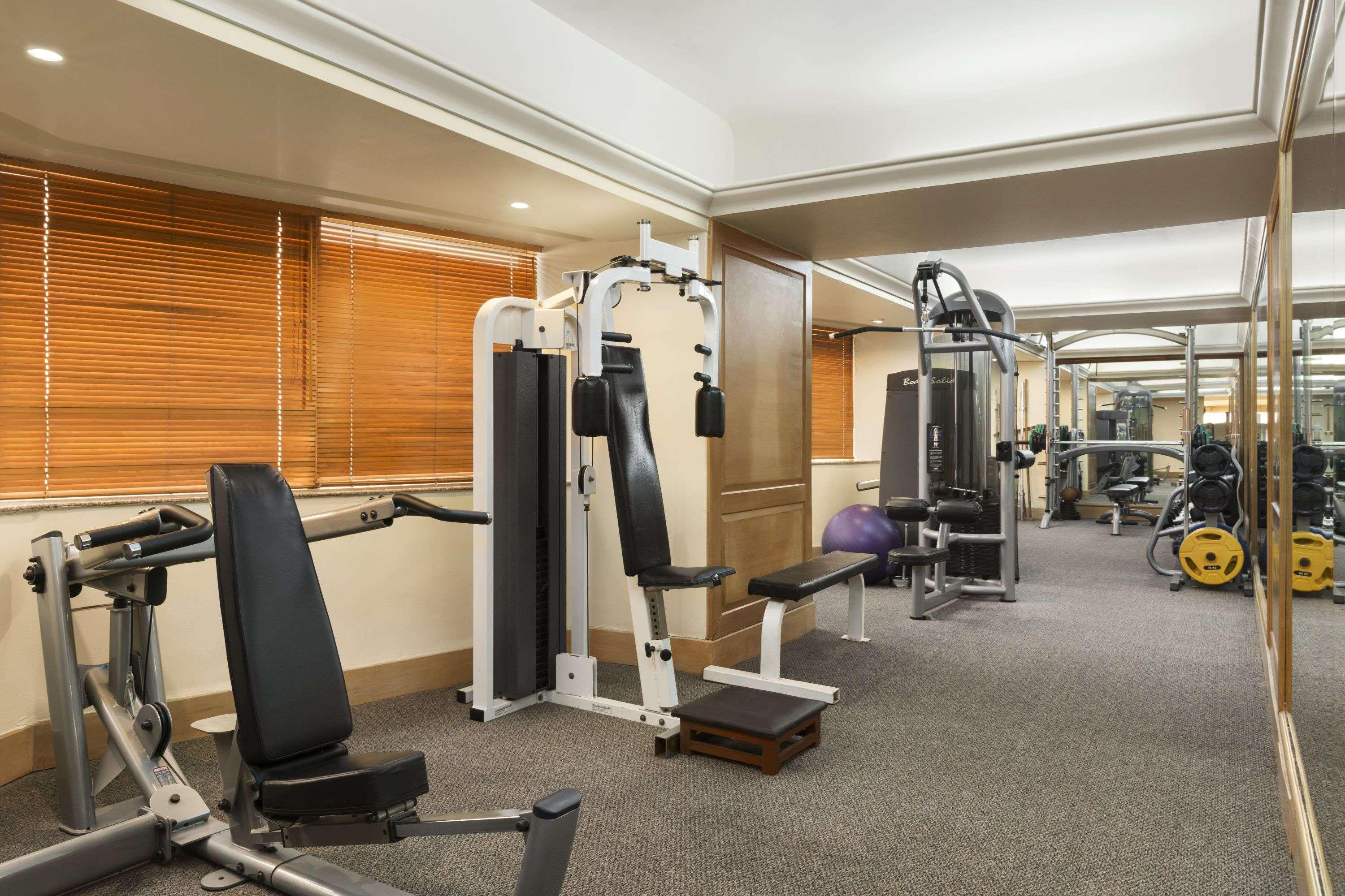 Готель Ramada Plaza By Wyndham Palm Grove Мумбаї Екстер'єр фото The gym at the hotel