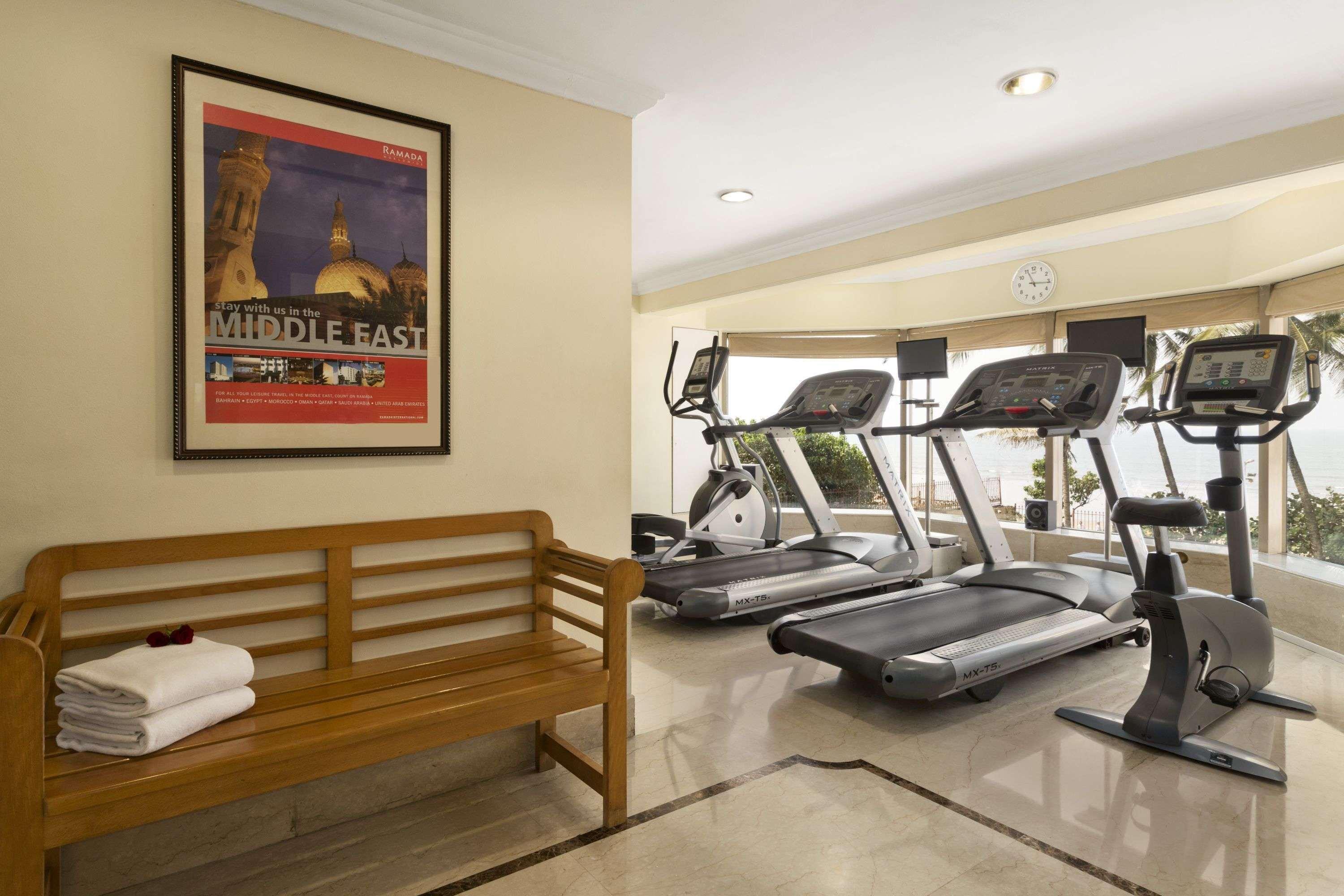 Готель Ramada Plaza By Wyndham Palm Grove Мумбаї Екстер'єр фото The gym at the hotel