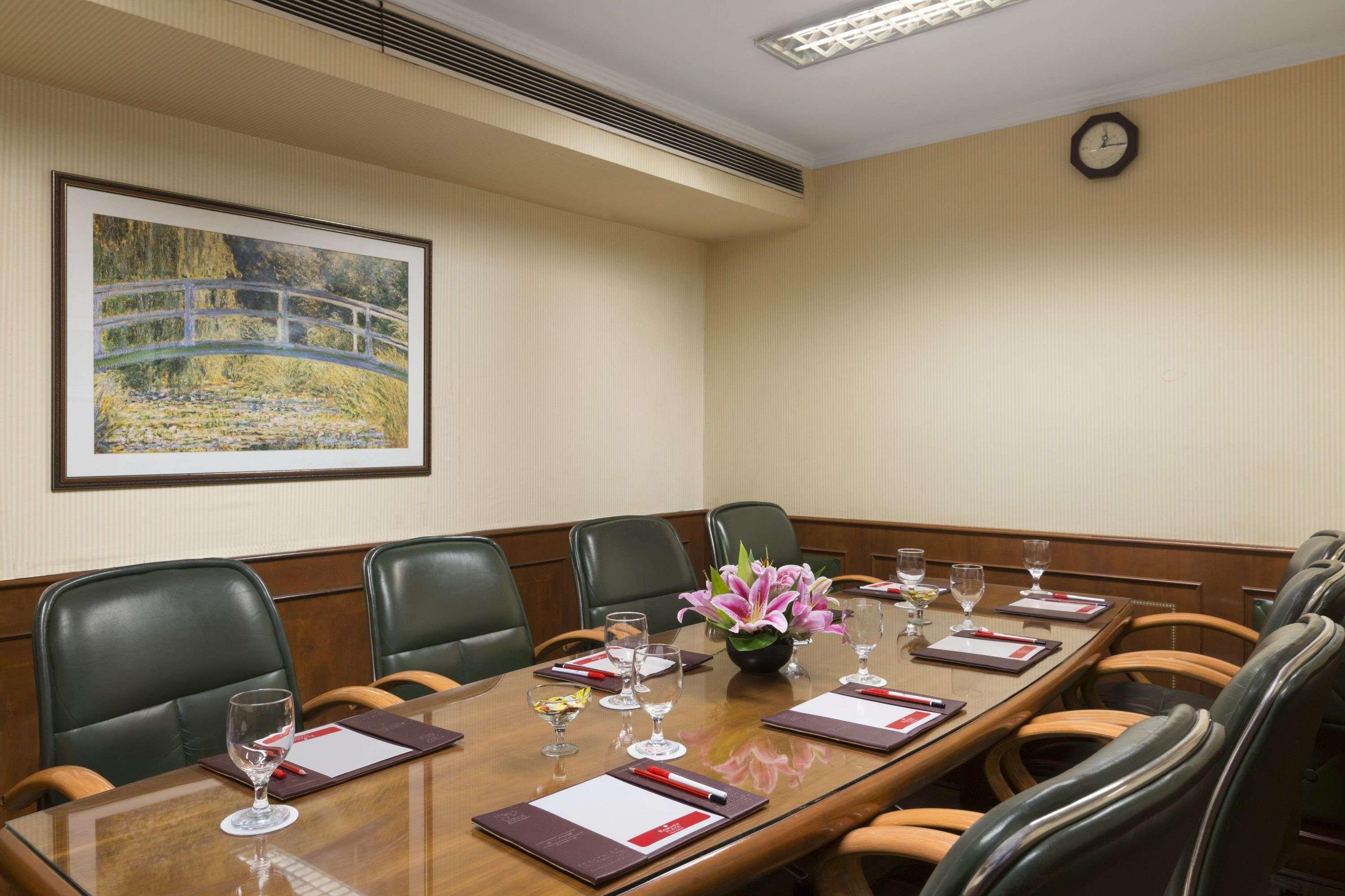Готель Ramada Plaza By Wyndham Palm Grove Мумбаї Екстер'єр фото Boardroom at the Taj Mahal Palace, Mumbai