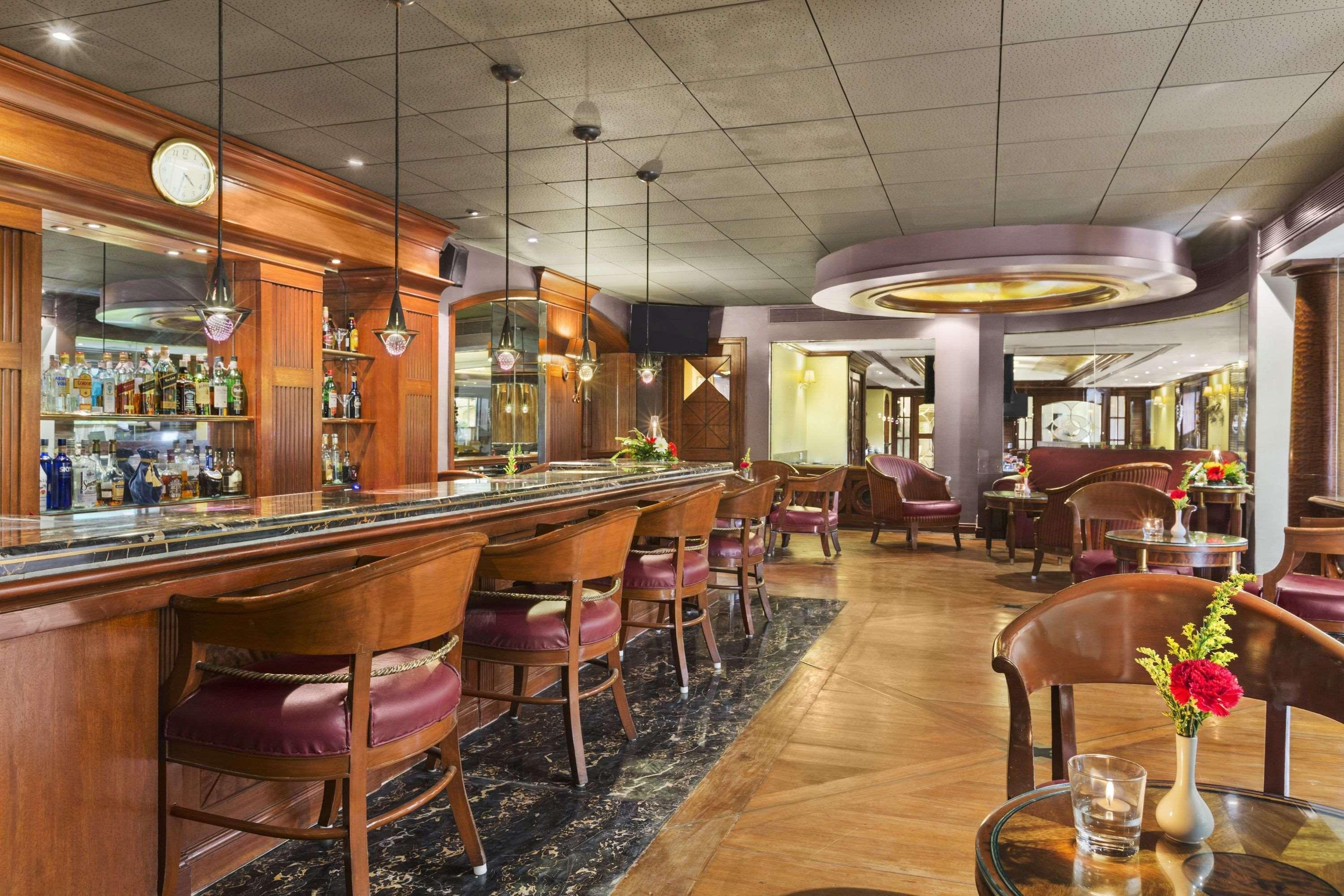 Готель Ramada Plaza By Wyndham Palm Grove Мумбаї Екстер'єр фото The bar at the restaurant
