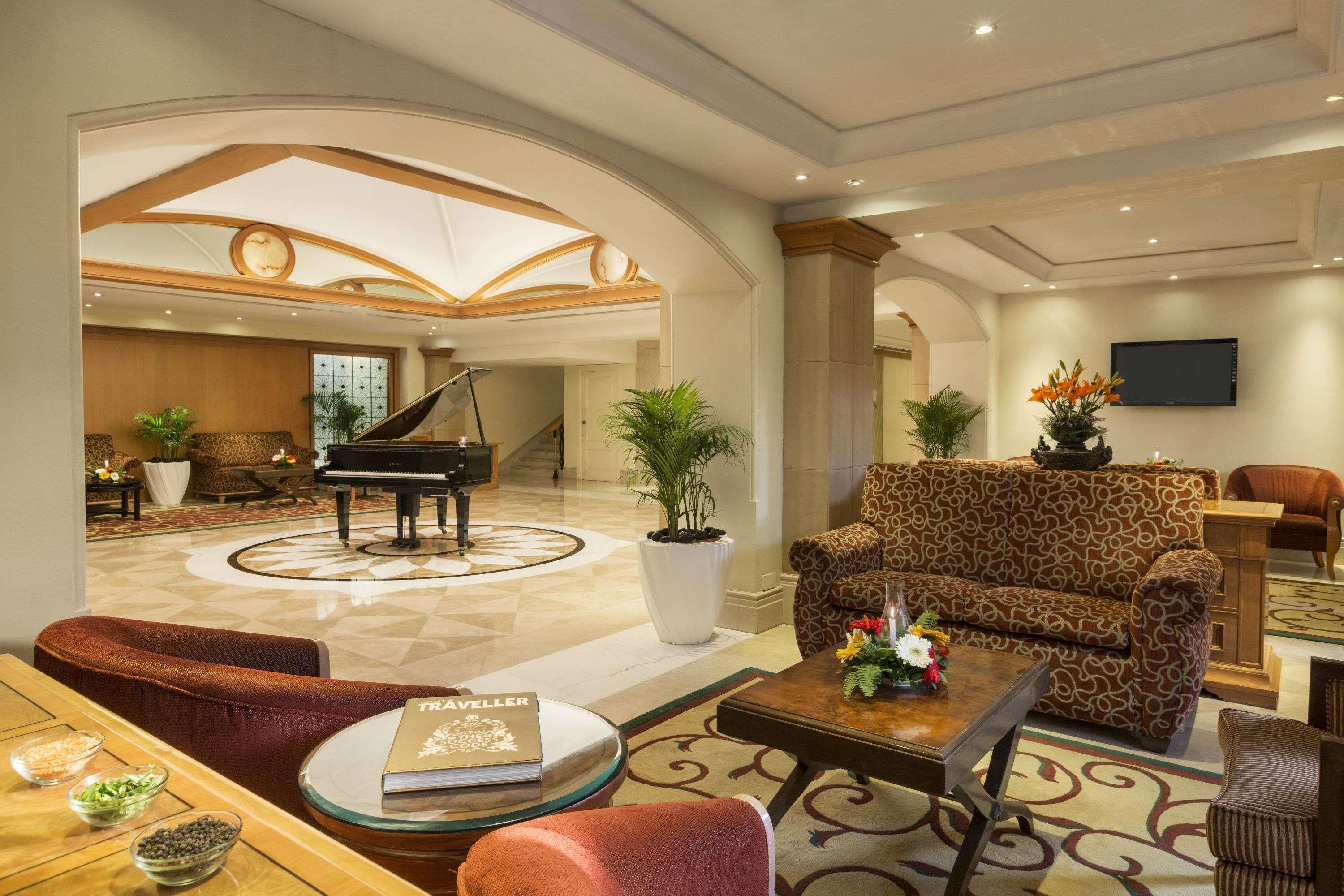 Готель Ramada Plaza By Wyndham Palm Grove Мумбаї Екстер'єр фото Lobby