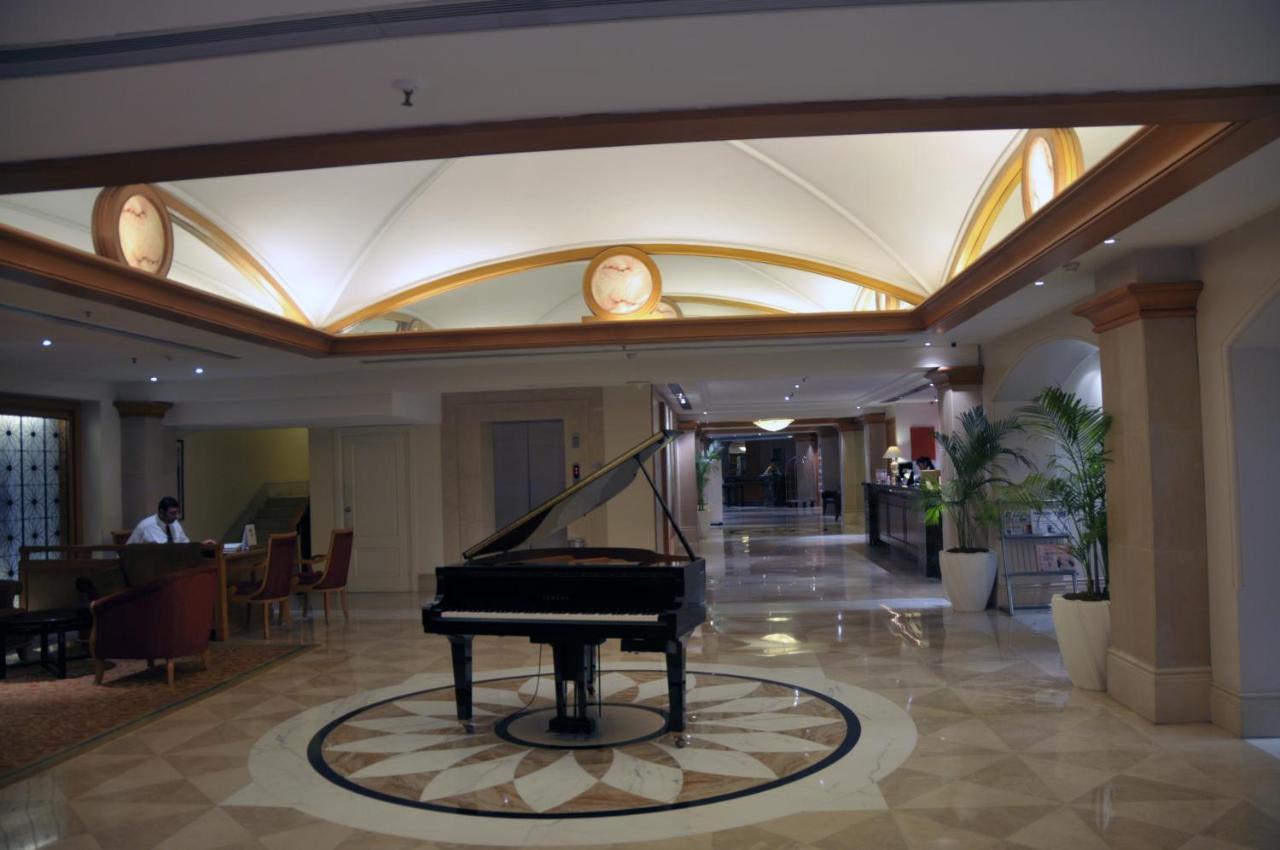 Готель Ramada Plaza By Wyndham Palm Grove Мумбаї Екстер'єр фото The lobby of the hotel