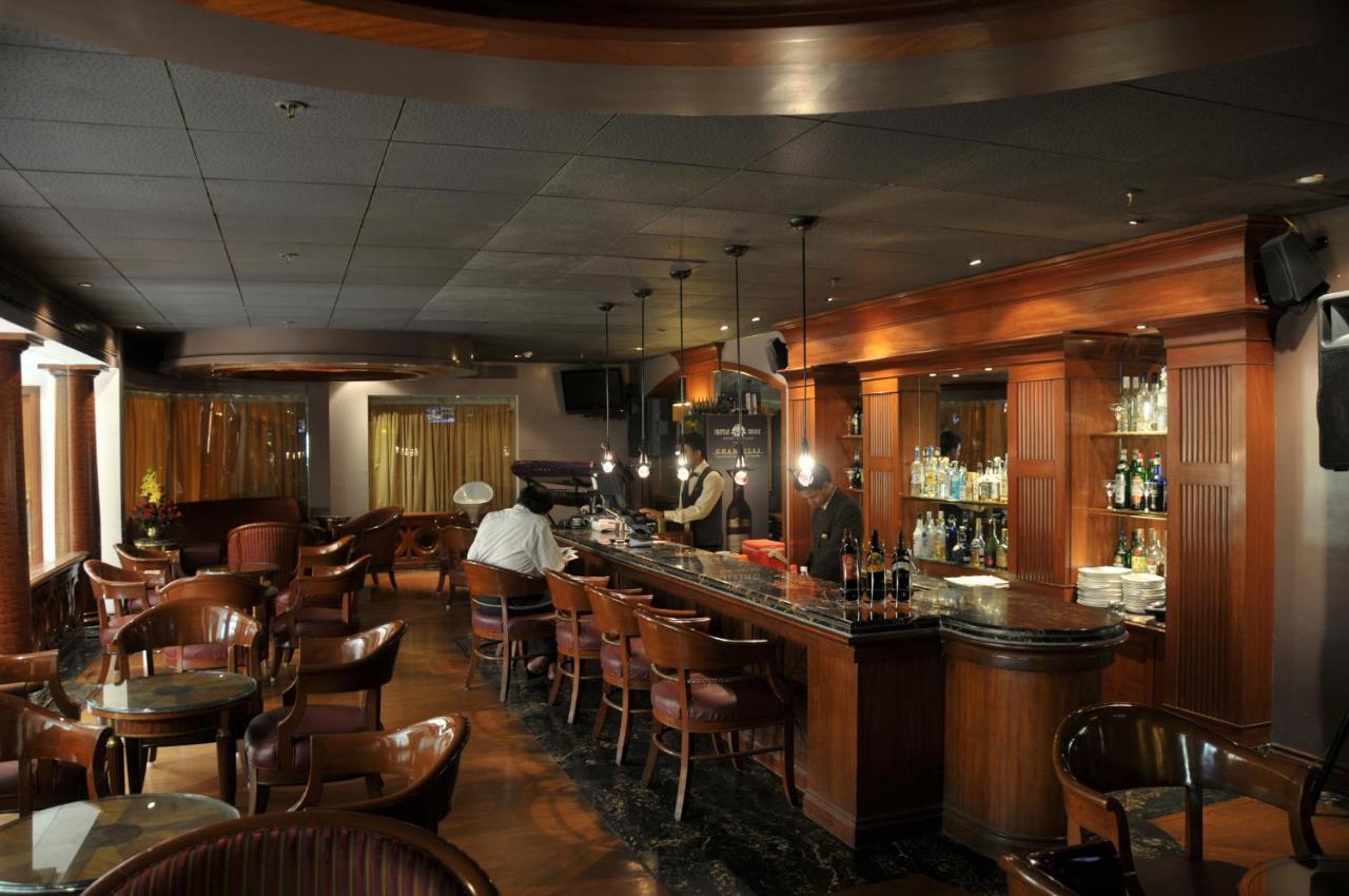 Готель Ramada Plaza By Wyndham Palm Grove Мумбаї Екстер'єр фото The bar at the 1905