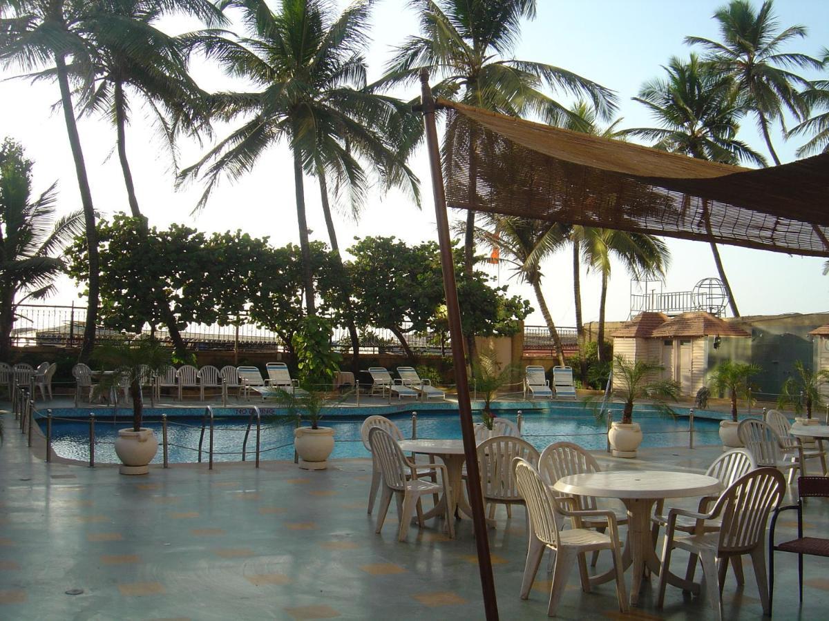 Готель Ramada Plaza By Wyndham Palm Grove Мумбаї Екстер'єр фото The pool at the hotel