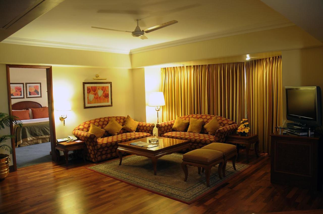 Готель Ramada Plaza By Wyndham Palm Grove Мумбаї Екстер'єр фото A living room in a suite at the Taj Mahal Palace, Mumbai