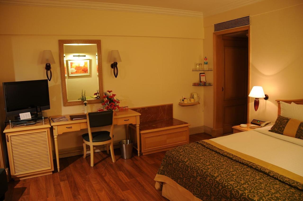 Готель Ramada Plaza By Wyndham Palm Grove Мумбаї Екстер'єр фото A room at the Taj Bengal