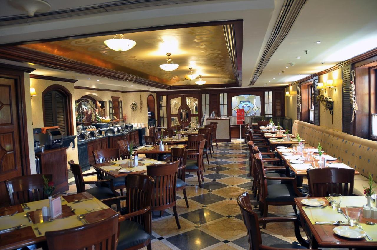 Готель Ramada Plaza By Wyndham Palm Grove Мумбаї Екстер'єр фото The interior of the restaurant