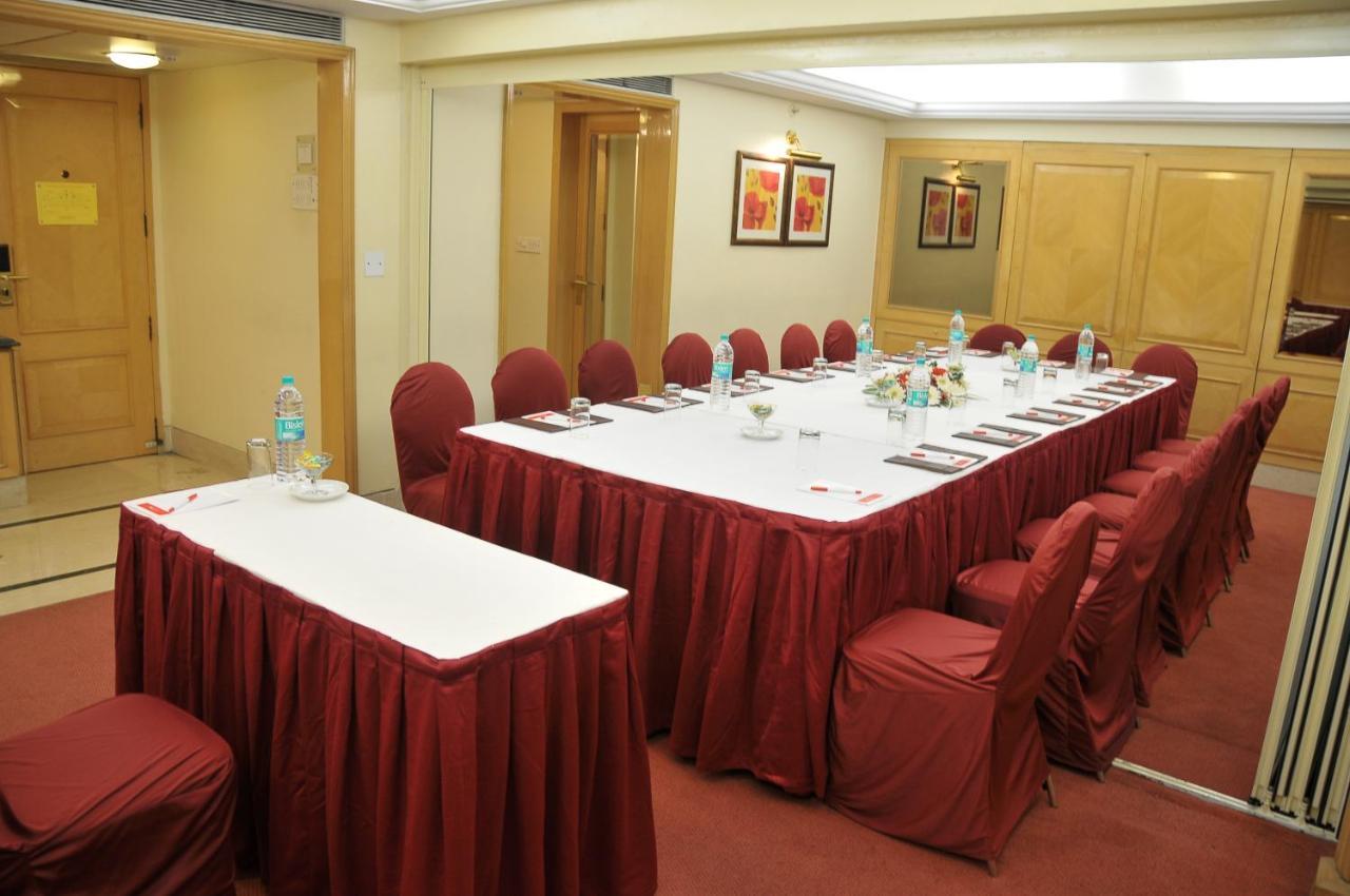 Готель Ramada Plaza By Wyndham Palm Grove Мумбаї Екстер'єр фото A meeting room at a hotel