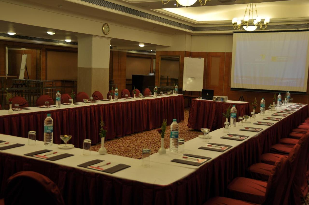 Готель Ramada Plaza By Wyndham Palm Grove Мумбаї Екстер'єр фото A meeting room at a hotel