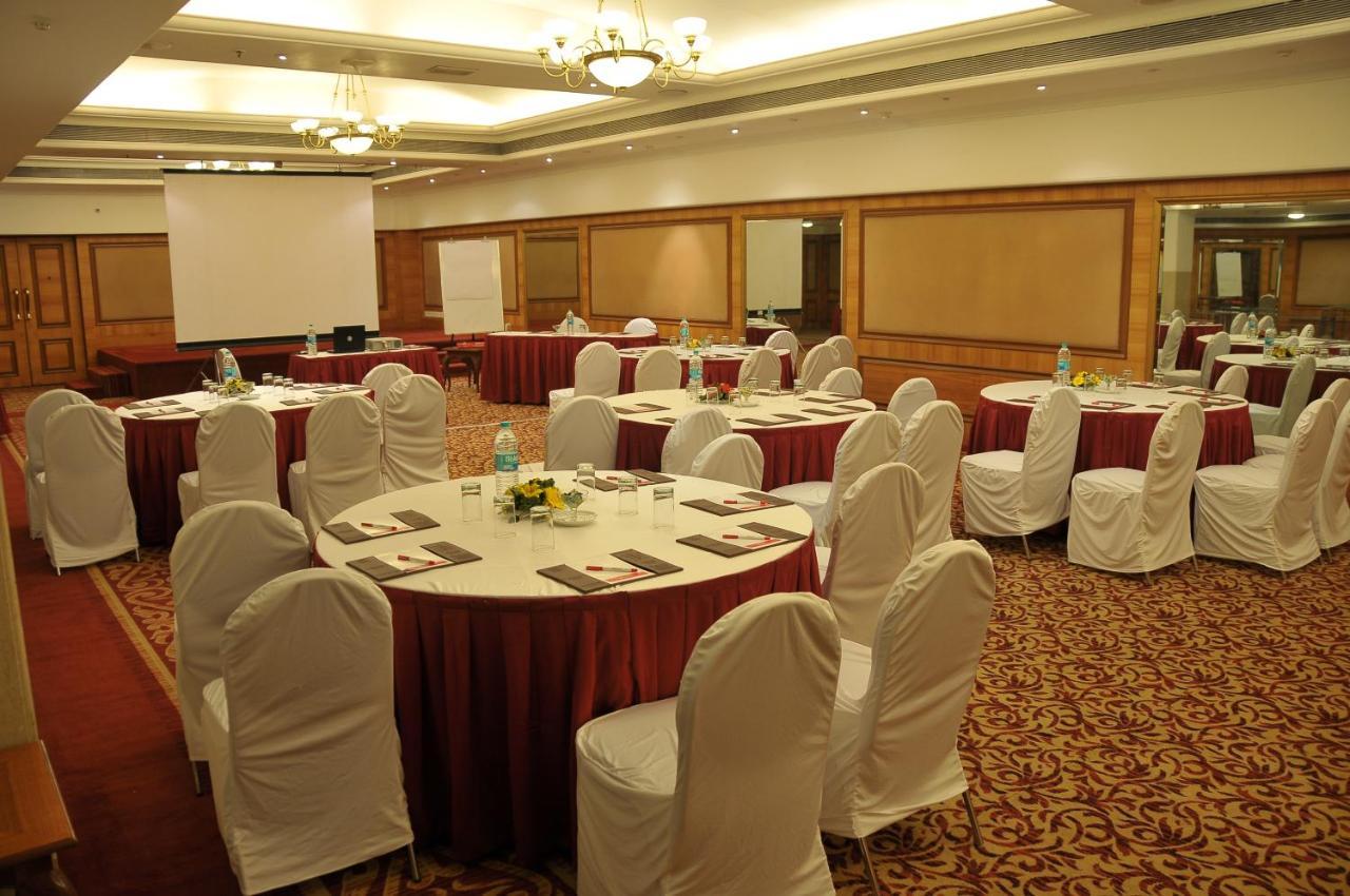 Готель Ramada Plaza By Wyndham Palm Grove Мумбаї Екстер'єр фото A meeting room at a hotel