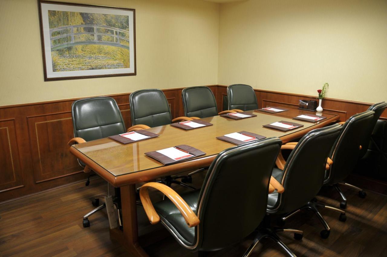 Готель Ramada Plaza By Wyndham Palm Grove Мумбаї Екстер'єр фото A boardroom