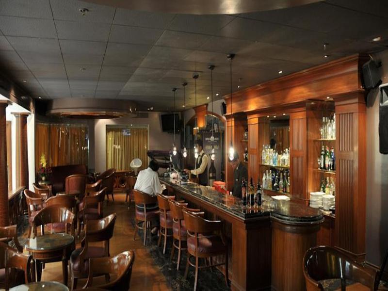 Готель Ramada Plaza By Wyndham Palm Grove Мумбаї Екстер'єр фото The bar at the hotel