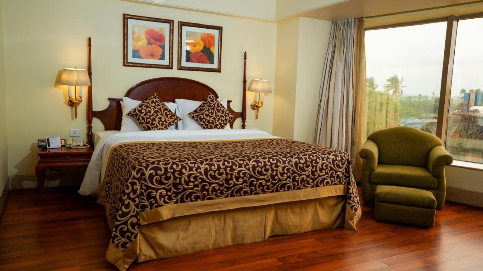 Готель Ramada Plaza By Wyndham Palm Grove Мумбаї Екстер'єр фото A bedroom at the hotel