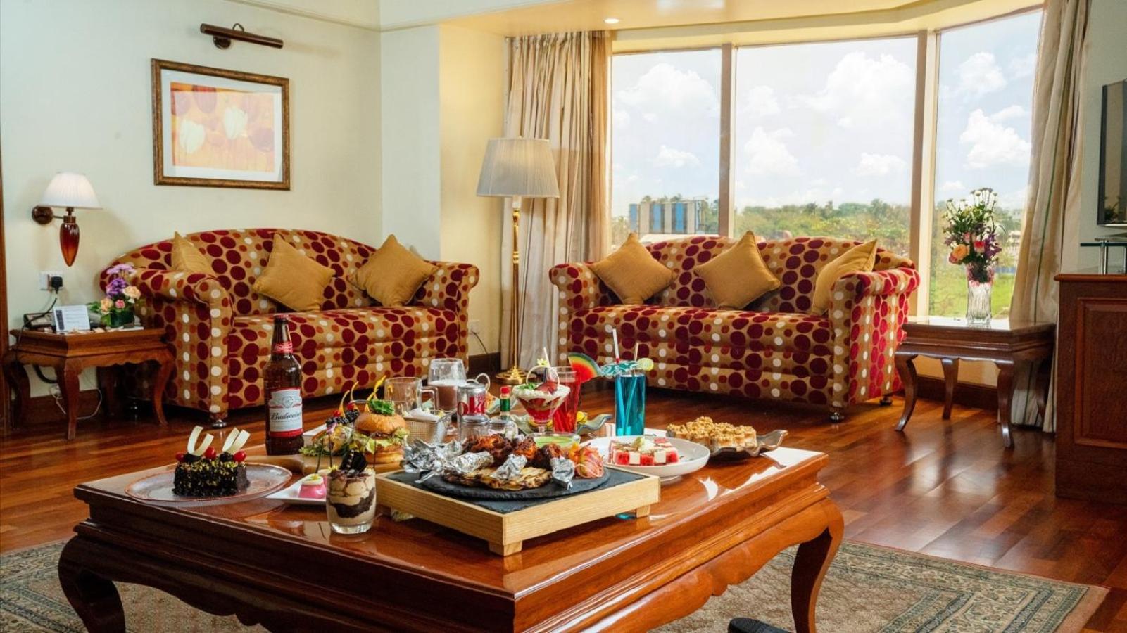 Готель Ramada Plaza By Wyndham Palm Grove Мумбаї Екстер'єр фото A living room in a suite at the Taj Bengal