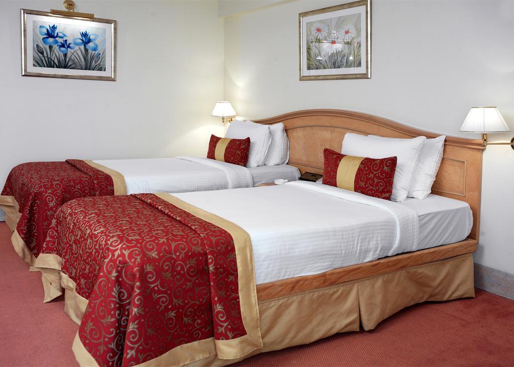 Готель Ramada Plaza By Wyndham Palm Grove Мумбаї Екстер'єр фото A guest room at the hotel