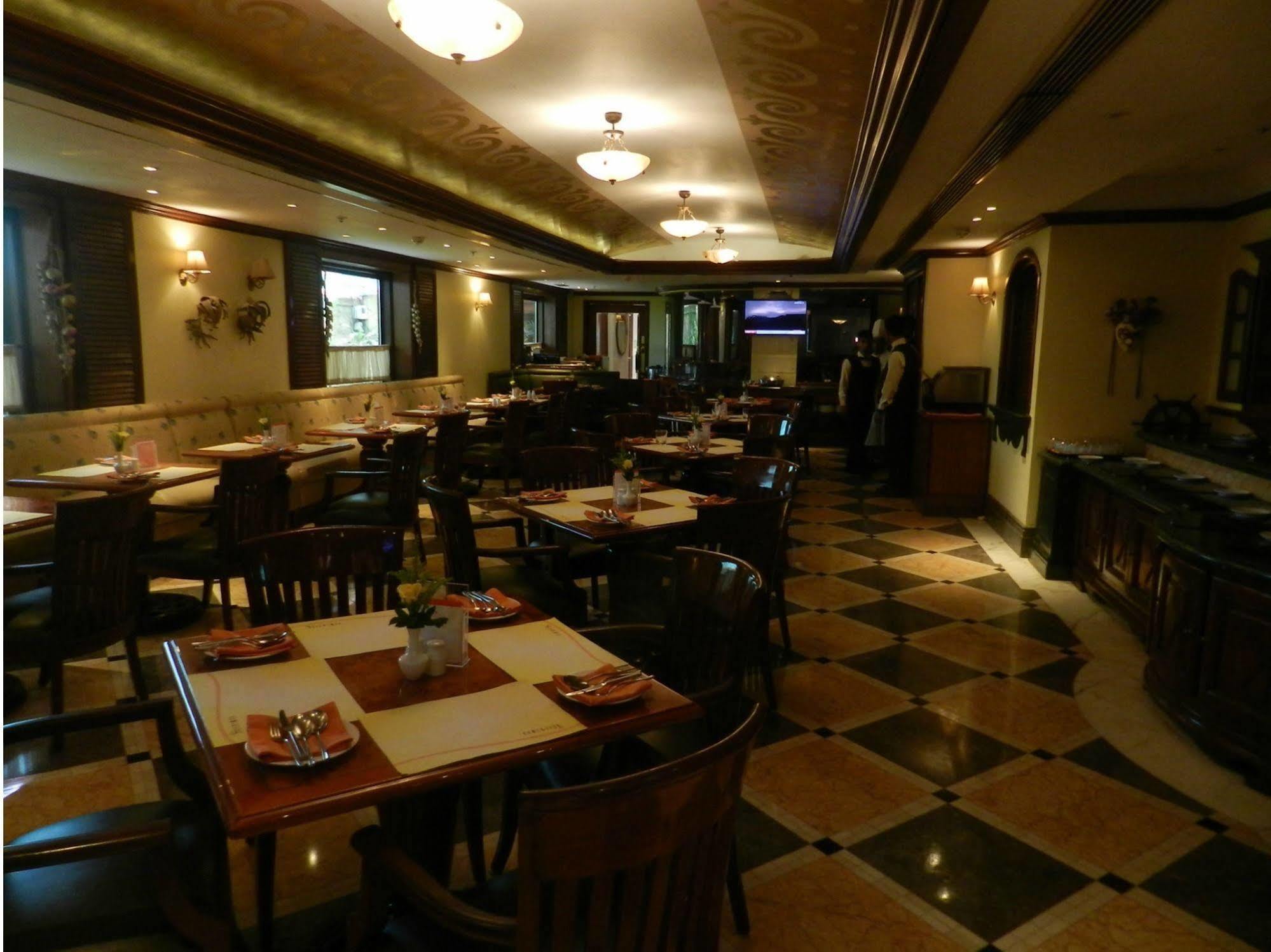 Готель Ramada Plaza By Wyndham Palm Grove Мумбаї Екстер'єр фото The interior of the restaurant